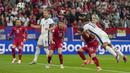 Pemain Inggris, Jude Bellingham, mencetak gol melalui tandukan kepala saat melawan Serbia pada laga Grup C Euro 2024 di Veltins Arena hari Senin (17/06/2024). (AP Photo/Martin Meissner)