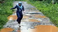 Selebgram Ummu Hani ungkap jalan rusak bak sungai untuk tanggapi jawaban Bupati Lampung Selatan&nbsp;Nanang Ermanto. (dok. tangkapan layar video Instagram @ummuhanii89/https://www.instagram.com/p/C7RyydSPHC7/)