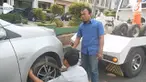 Seorang pria tidak menyadari kendaraannya diderek Dishub karena tidur terlelap.