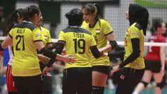 Timnas bola voli putri Indonesia memetik kemenangan pertama pada laga penyisihan Grup A AVC Challenge Cup 2023 di GOR Tri Dharma, Gresik, Minggu (18/6/2023). Yolla Yuliana dkk menundukkan Makau 3-0 (25-7, 25-18, 25-8) pada hari pertama kejuaraan bola voli putri AVC Challenge Cup 2023 yang diikuti oleh 11 negara di kawasan Asia. Setelah menghadapi Makau, selanjutnya timnas voli putri Indonesia akan jumpa Filipina, Selasa (20/6/2023) pada laga kedua Grup A yang hanya dihuni tiga tim saja. (Dok. PBVSI)