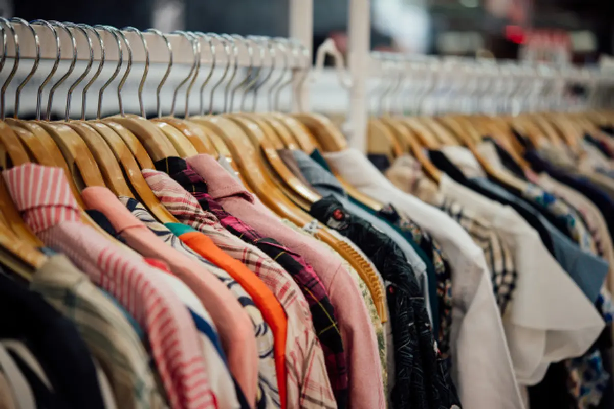 Menyimpan Baju Batik dengan Cara Digantung