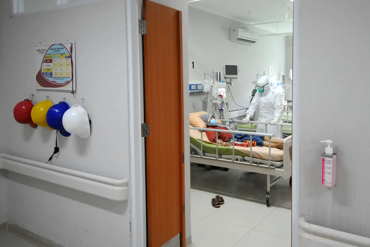 FOTO: Perjuangan Paramedis Merawat Pasien COVID-19 di RSUD Kota Bogor