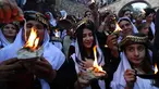 Kelompok Yazidi Irak membawa obor parafin di luar kuil Lalish saat perayaan Tahun Baru Yazidi di lembah dekat Dohuk, Irak (17/4). Agama Yazidi sekilas seperti perpaduan antara Islam, Kristen dan Zoroaster. (AFP/Safin Hamed)