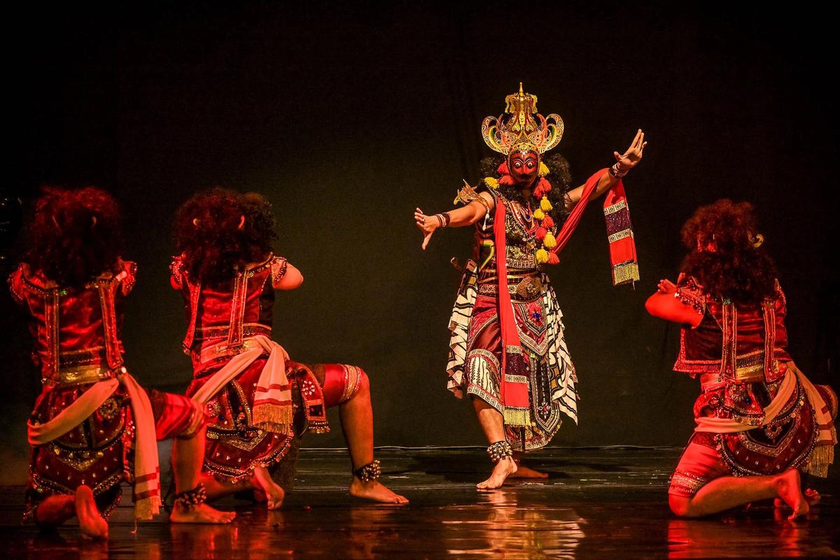 FOTO: Wayang Topeng Panji Hadirkan Pesona Tradisi di Taman Budaya Surabaya