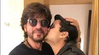 Shah Rukh Khan dan penggemarnya. (dok. Twitter @iamjatin555/Dinny Mutiah)