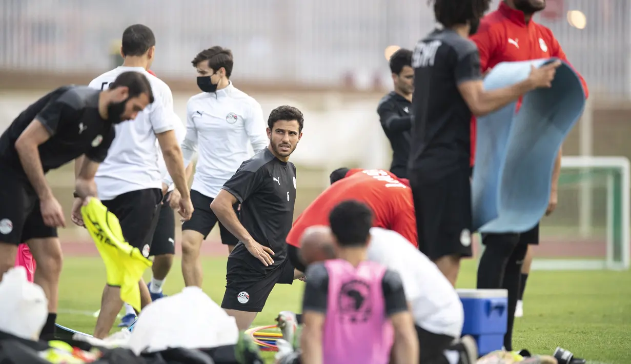 Bek Mesir Ahmed Hegazi (tengah) menghadiri sesi latihan di lampiran stadion Olembe di Yaounde (1/2/2022). Mesir akan bertanding melawan Kamerun pada babak semifinal Piala Afrika (CAN) 2021. (AFP/Charly Triballaeau)