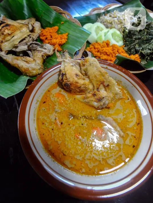 Karena proses memasaknya yang cukup lama bahkan diolah bersama santan dan juga rempah-rempah, tak heran bila makanan ini disebut ayam lodho. (merdeka.com/Arie Basuki)