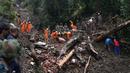 Tim penyelamat mencari korban selamat setelah tanah longsor akibat hujan lebat di Shimla, India, Kamis (17/8/2023). Hujan tanpa henti selama berhari-hari di wilayah Himalaya India telah menewaskan lebih dari 70 orang minggu ini. (AP Photo/Pradeep Kumar)