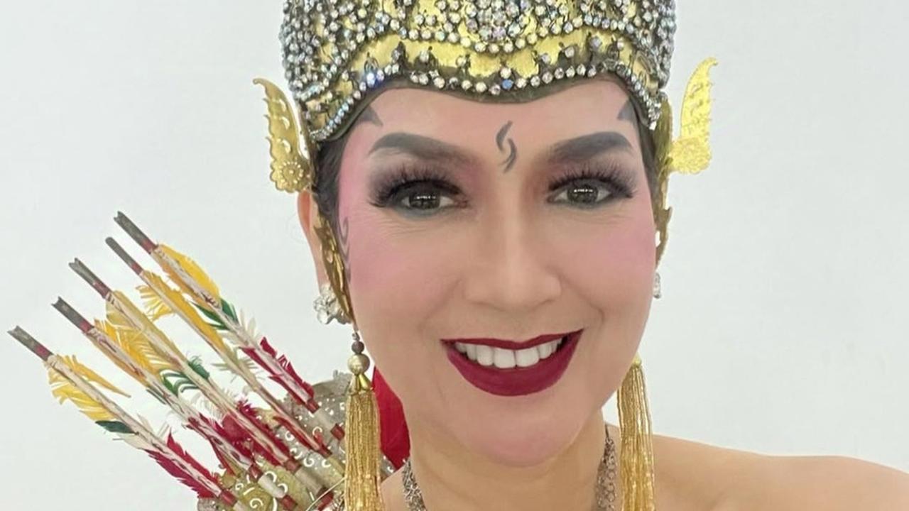 Potret Ira Wibowo Saat Bawakan Tarian Srikandi, Tetap Anggun Meski Berusia 57 Tahun