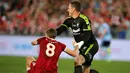 Penjaga gawang Sydney FC, Danny Vukovic membantu Steven Gerrard saat pertandingan persahabatan di Sydney, Australia (24/5). Dalam pertandingan ini Liverpool FC berhasil menang 3-0 atas Sydney FC. (AP Photo / Rick Rycroft)