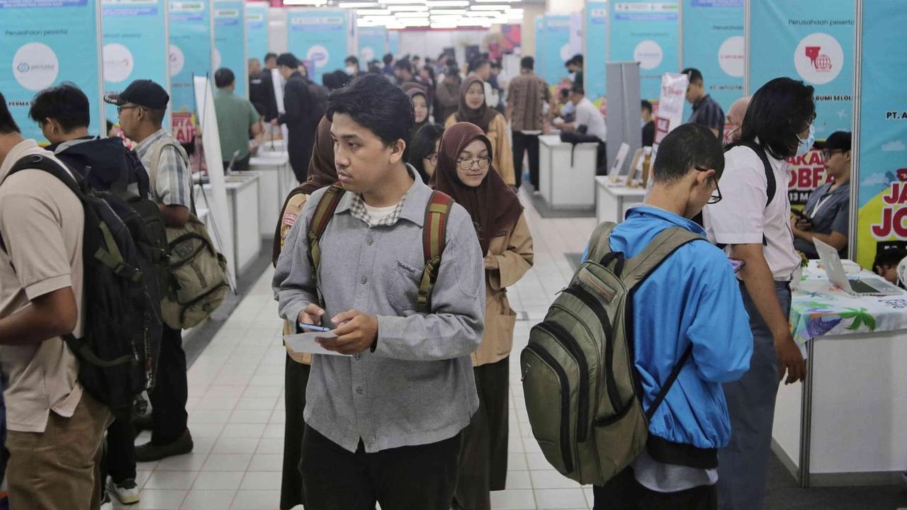 FOTO: Para Pencari Kerja Serbu Job Fair Thamrin City di Tengah Gelombang PHK