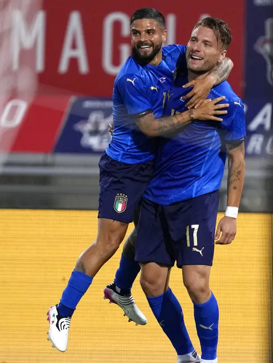 Pemain Italia Ciro Immobile (kanan) merayakan dengan rekan setimnya Lorenzo Insigne usai mencetak gol ke gawang Republik Ceko pada pertandingan persahabatan internasional di Bologna, Italia, Jumat (4/6/2021). Italia menang 4-0. (AP Photo/Antonio Calanni)