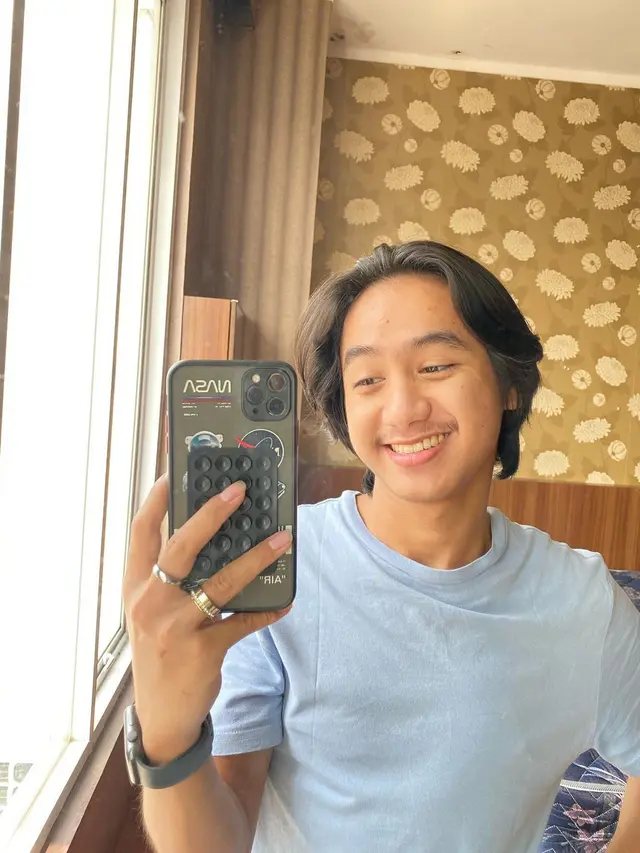 7 Potret Terbaru Bowo TikTok Berambut Gondrong, Bikin Pangling