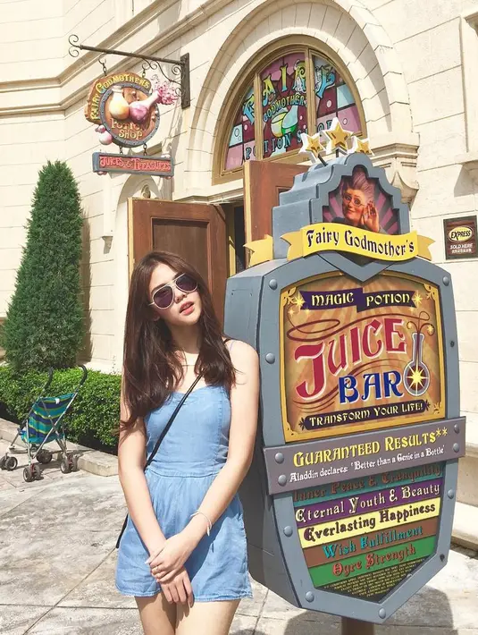 Gadis remaja berusia 18 tahun ini memang menarik untuk diperhatikan selera fashionnya. Pasalnya, gaya berbusana Vanesha terbilang kekinian banget, dan cocok diikuti oleh gadis zaman now. (Instagram/vaneshaass)