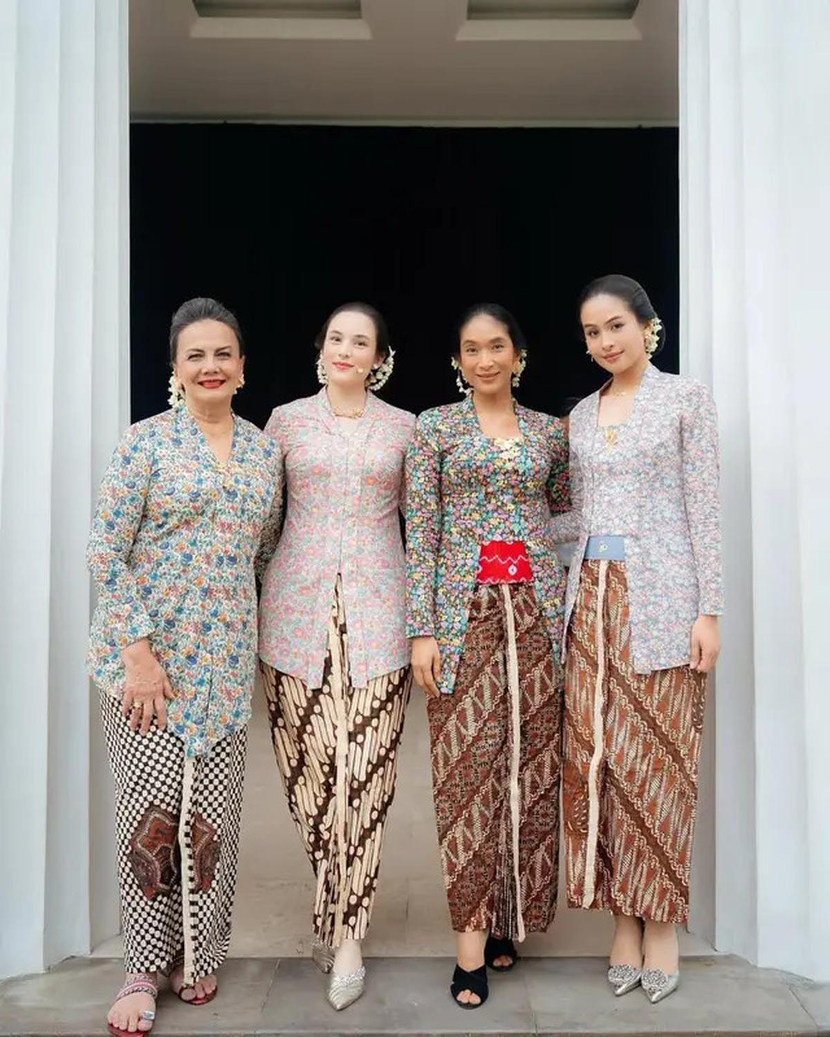 6 Potret Artis Tampil di Monolog 'Terbitlah Terang', Anggun dalam Balutan Kebaya