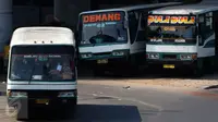 Bus Kopaja 612 jurusan Kampung Melayu-Ragunan menunggu penumpang di terminal Kampung Melayu, Jakarta, Rabu (7/10). Pemprov DKI berencana secara bertahap akan menghapus angkutan umum bus berukuran sedang di Ibukota. (Liputan6.com/Yoppy Renato)