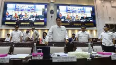 Menteri Keuangan Purbaya Yudhi Sadewa (tengah) sesaat sebelum rapat kerja bersama Komisi XI DPR di Kompleks Parlemen, Senayan, Jakarta, Senin (6/4/2026). Pemerintah memastikan harga Bahan Bakar Minyak (BBM) bersubsidi tidak naik hingga akhir tahun 2026. (merdeka.com/Arie Basuki)