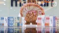 Teler menunjukan mata uang rupiah di Jakarta, Jumat (3/3/2023). Nilai tukar rupiah terhadap dolar Amerika Serikat ditutup melemah ke level Rp15.311 pada penutupan perdagangan hari ini, rupiah ditutup melemah 0,20 persen atau turun 30,5 poin ke Rp15.311 per dolar AS. (Liputan6.com/Angga Yuniar)