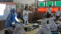 Menteri Keuangan Sri Mulyani mengajar di SDN Kenari 1, Jl Kramat IV, Jakarta Pusat.