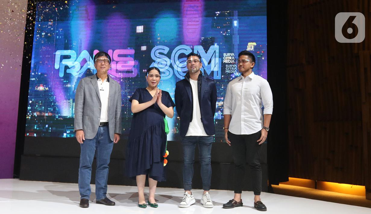Managing Director Emtek Sutanto Hartono (kiri) berfoto bersama perwakilan RANS Entertainment Nagita Slavina, Raffi Ahmad, dan Kaesang Pangarep di SCTV Tower, Jakarta, Jumat (29/10/2021). RANS Entertainment dan Emtek Group, lewat SCM, resmi umumkan kemitraan. (Liputan6.com/Herman Zakharia)