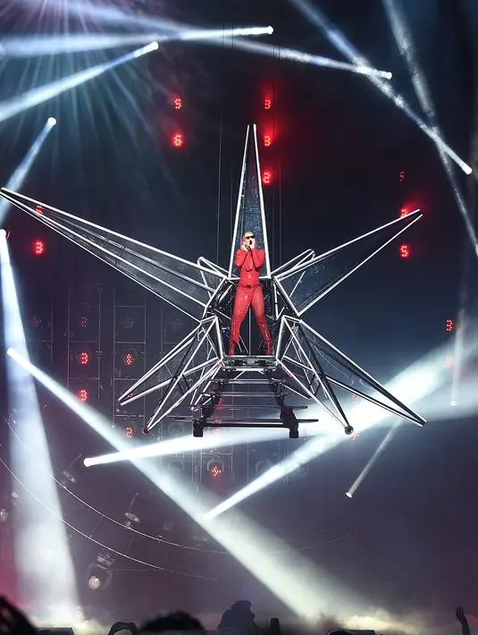 Aksi panggung Katy Perry saat tampil di Madison Square Garden dalam tur "Witness: The Tour" di New York (2/10). (Michael Loccisano/Getty Images/AFP)