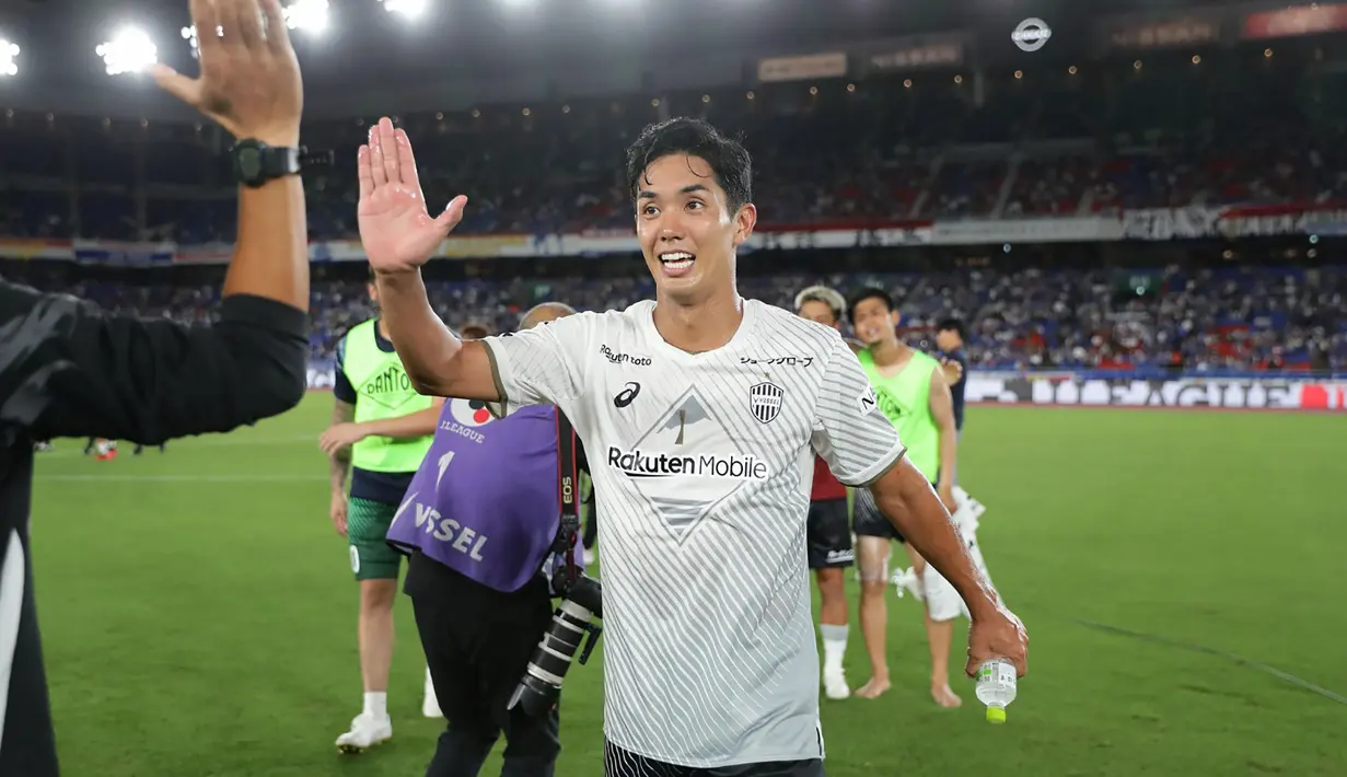 Yoshinori Muto dkk tentu tak boleh menganggap enteng Kashima Antlers yang kini menempati posisi ke-4 di klasemen sementara. Jika terpeleset, tentunya Yokohama F. Marinos dapat memangkas jarak menjadi hanya satu poin jika di waktu yang sama mampu memetik kemenangan atas Hokkaido Consadole Sapporo. (J.LEAGUE)