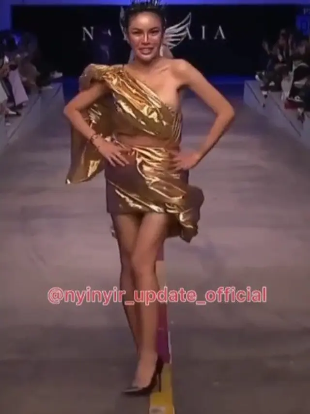 [Fimela] Nikita Mirzani copot heels saat jadi model catwalk