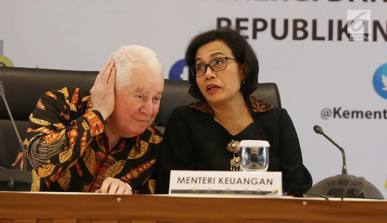 CEO Freeport McMoran Richard Adkerson (kiri) berbincang dengan Menkeu Sri Mulyani (kanan) ketika menggelar jumpa pers di Jakarta, Selasa (29/8). Freeport Indonesia menyatakan siap melakukan divestasi sahamnya hingga 51% (Liputan6.com/Angga Yuniar)