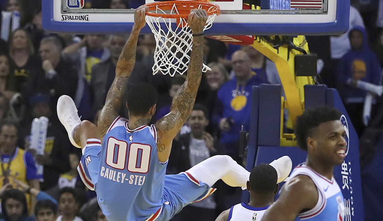 Pemain Sacramento Kings, Willie Cauley-Stein melakukan dunk saat melawan Golden State Warriors pada laga NBA basketball game di Golden 1 Center, Oakland, California, (16/3/2018). King menang 98-93. (AP/Ben Margot)