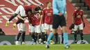 Para pemain Manchester United berselebrasi setelah striker Amad Diallo mencetak gol ke gawang AC Milan pada pertandingan leg pertama babak 16 besar Liga Europa di Old Trafford, Inggris, Jumat (12/3/2021). Pertandingan berjalan seimbang di babak pertama dengan skor 0-0. (AP Photo/Dave Thompson)