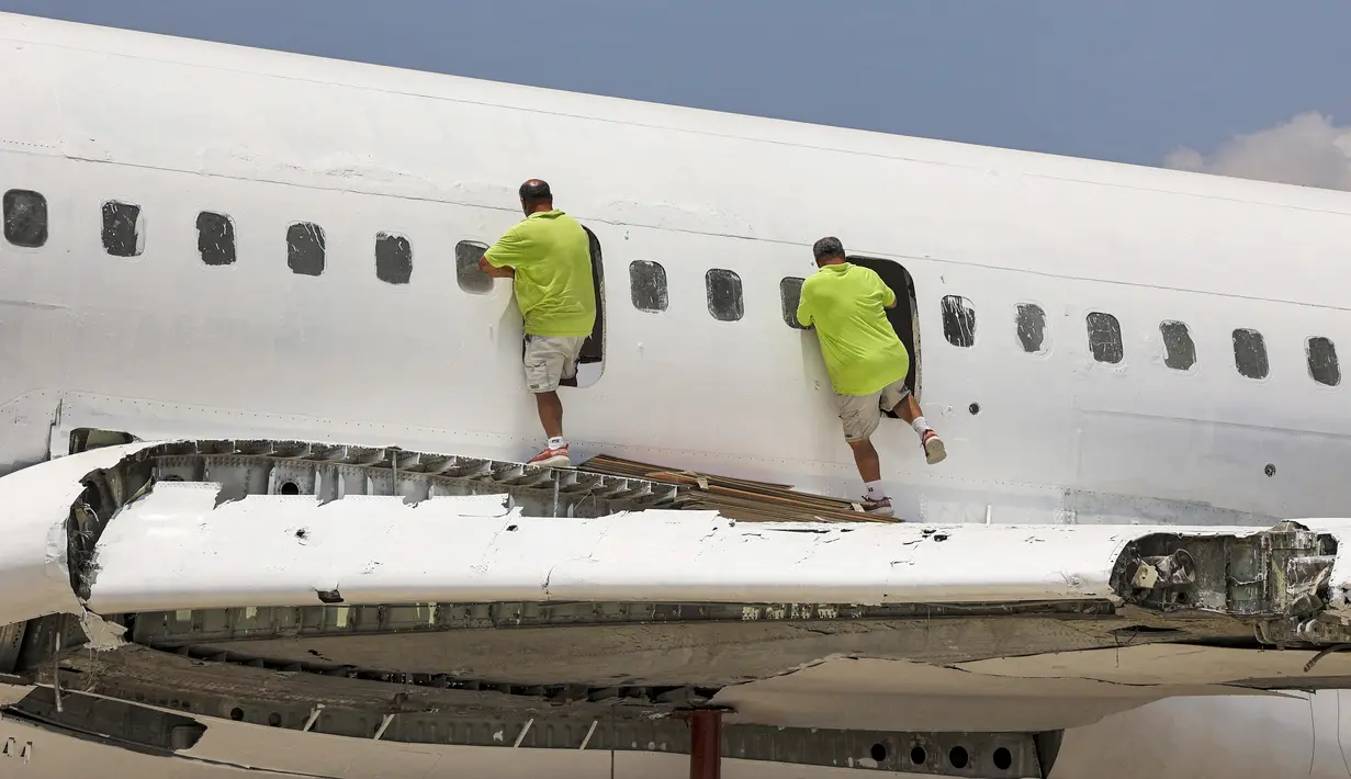 Saudara kembar Palestina Atallah dan Khamis al-Sairafi (60) mengubah pesawat Boeing 707 yang dinonaktifkan menjadi restoran di kota Nablus, Tepi Barat yang diduduki pada 5 Juli 2021. Mereka berharap untuk menyambut pelanggan pertama mereka dalam waktu satu bulan. (JAAFAR ASHTIYEH/AFP)