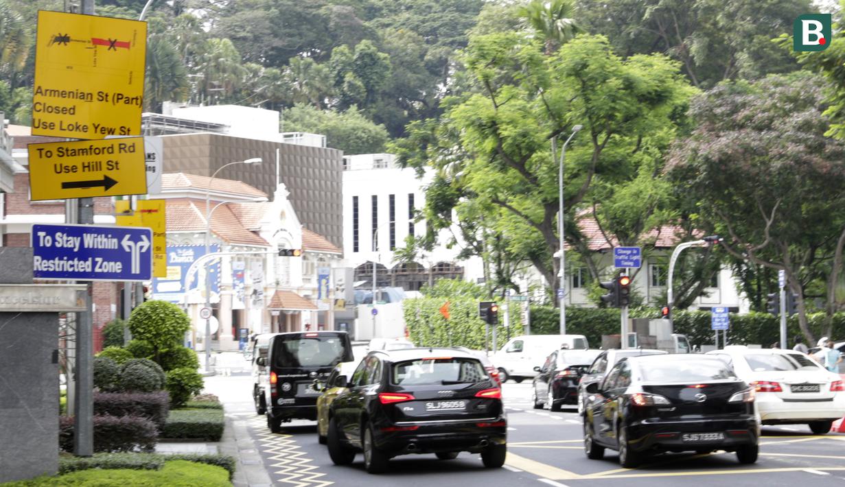 Sejumlah mobil melintas di sekitar Hotel Peninsula Excelsior, Singapura, Rabu (7/11). Hotel bintang empat ini menjadi tempat menginap Timnas Indonesia jelang Piala AFF 2018. (Bola.com/M. Iqbal Ichsan)
