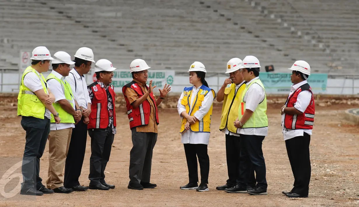 Wakil Presiden, Jusuf Kalla (tengah) saat meninjau proyek renovasi Stadion Gelora Bung Karno, Jakarta, Minggu (26/3). Peninjauan ini terkait persiapan pelaksanaan Asian Games 2018. (Liputan6.com/Helmi Fithriansyah)