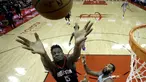 Pemain Houston Rockets, Clint Capela (15) berusaha merebut bola dari jangkauan pemain Detroit Pistons, Andre Drummond pada laga NBA basketball game, di Toyota Center, Houston, (22/3/2018). Rockets menang 100-96. (AP/David J. Phillip)