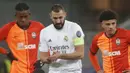 Striker Real Madrid, Karim Benzema, tertunduk lesu saat melawan Shakhtar Donetsk pada laga Liga Champions, Selasa (1/12/2020). Kekalahan ini membuat skuat Zinedine Zidane terancam gagal lolos ke babak 16 besar. (AP/Efrem Lukatsky)