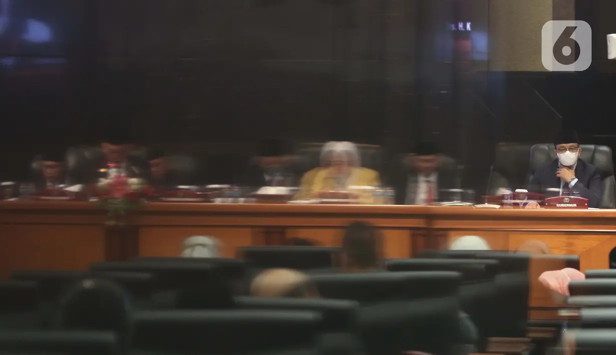 Gubernur DKI Jakarta Anies Baswedan saat mengikuti sidang paripurna di Gedung DPRD DKI Jakarta, Selasa (13/9/2022). DPRD DKI Jakarta menggelar rapat paripurna pengumuman masa akhir kepemimpinan Gubernur DKI Jakarta Anies Baswedan - Ahmad Riza Patria 30 hari sebelum masa tugas berakhir. Rapat paripurna pengumuman pemberhentian Anies ini dilakukan sesuai Surat Edaran Kementerian Dalam Negeri Nomor 131/2188/OTDA. (Liputan6.com/Herman Zakharia)