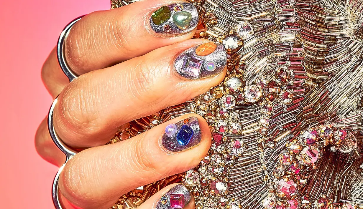 Bedazzled Gemstones, nail art dengan taburan batu-batu gemerlap dan eklektik. (Foto: Allure.com