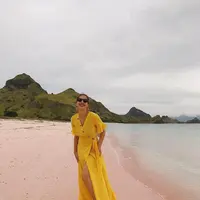 Untukmu yang ongin tampil stunning di pantai, kamu bjsa mengenakan dress dengan warna cerah. Tak lupa menambahkan sunglesses sebagai aksesoris wajib