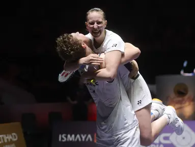 Ganda campuran Prancis, Thom Gicquel/Delphine Delrue, melakukan selebrasi setelah menaklukkan Thailand, Dechapol Puavaranukroh/Supissara Paewsampran pada laga final Indonesia Open 2025 di Istora Gelora Bung Karno, Senayan, Jakarta, Minggu (8/6/2025). Wakil Prancis itu menang dengan skor skor 21-16, 21-18. (Bola.com/M Iqbal Ichsan)