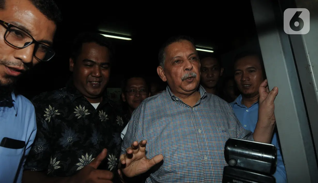 Ekspresi mantan Direktur Utama PT PLN (Persero) Sofyan Basir (tengah) saat keluar dari Rumah Tahanan KPK, Jakarta, Senin (4/11/2019). Sebelumnya, Sofyan Basir divonis bebas oleh Majelis Hakim atas dakwaan menerima suap terkait proyek pembangunan PLTU Riau-1. (merdeka.com/Dwi Narwoko)