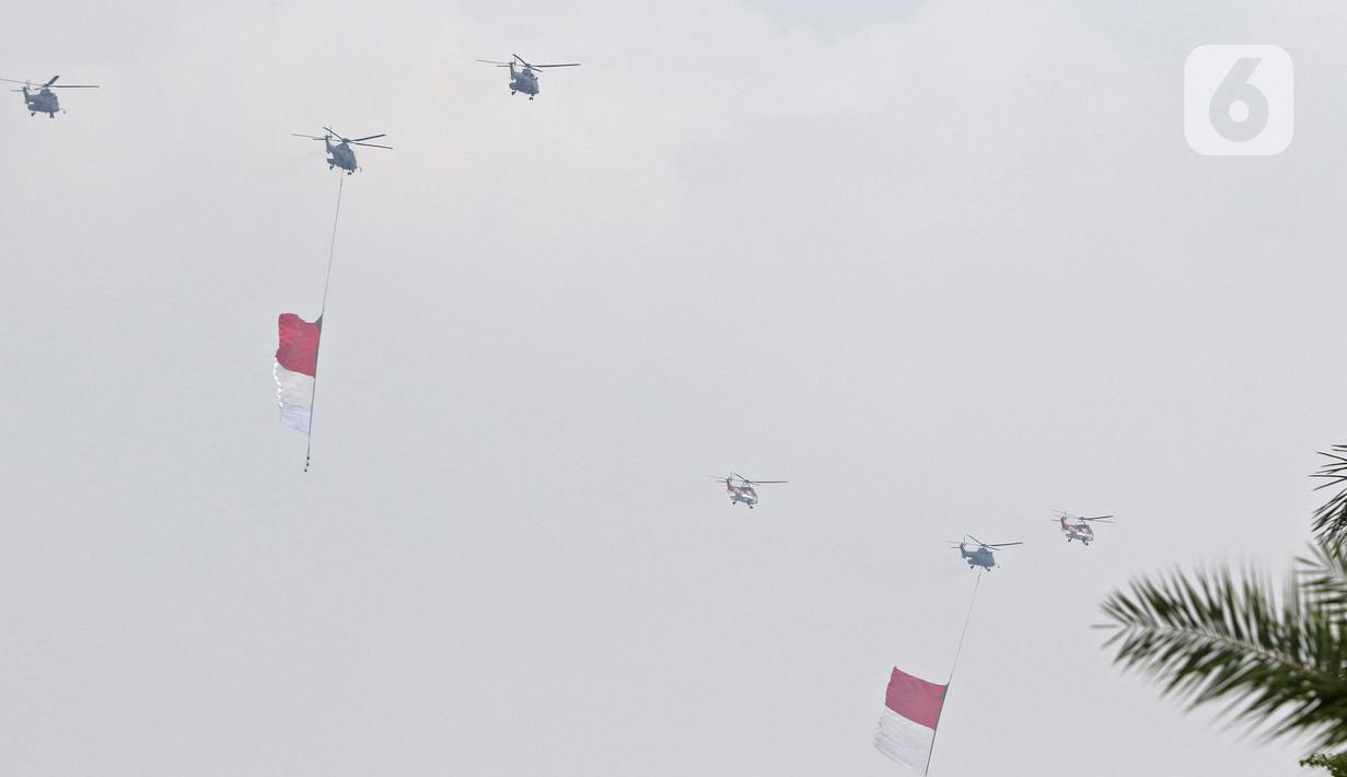 Helikopter TNI AU mengibarkan bendera merah putih saat Upacara Peringatan Detik-Detik Proklamasi di kawasan Monas, Jakarta, Selasa (17/8/2021). Sebanyak enam helikopter TNI AU mengibarkan bendera merah putih berukuran 20 x 30 meter dalam rangka HUT ke-76 RI. (Liputan6.com/Herman Zakharia)