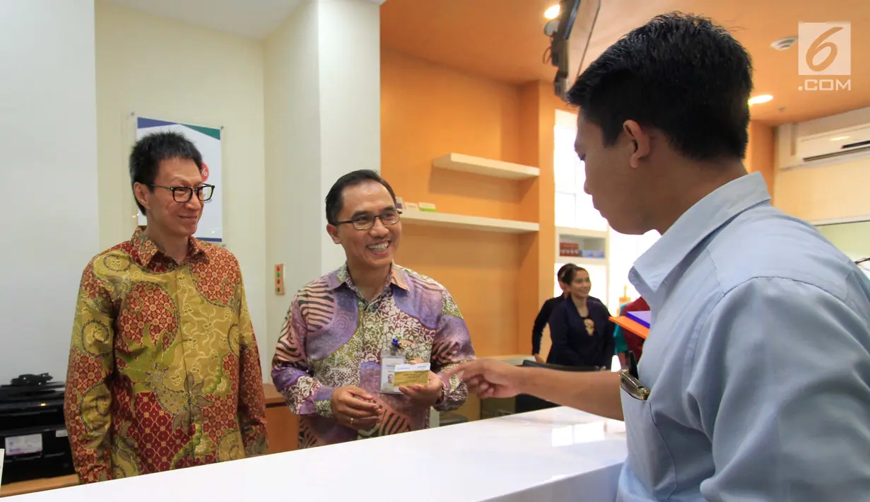 Direktur Utama Mandiri Inhealth Iwan Pasila (tengah) usai peresmian Mandiri Inhealth, Tangerang,Selasa, (12/9). Mandiri Inhealth Managed Care mulai dari plan silver dan peserta Indemnity di sekitar Tangerang dan Kalideres. (Liputan6.com/Helmi Afandi)