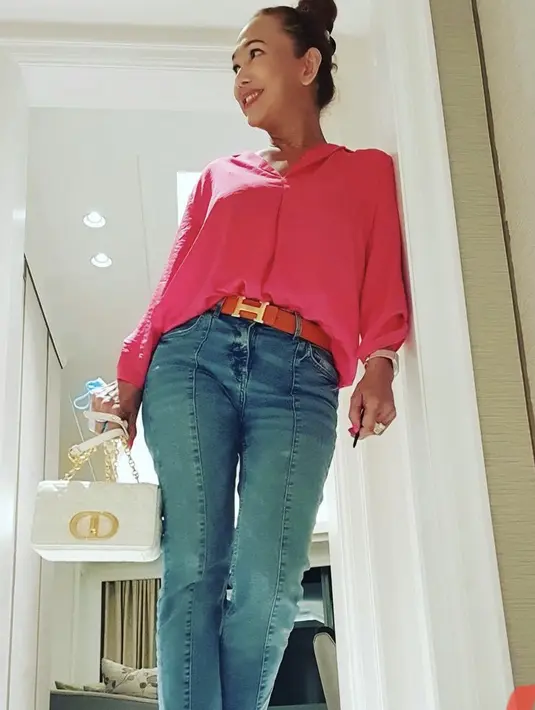 <p>Pemeran si Manis Jembaran Ancol ini juga tampil kasual dnegan kemeja pink dipadukan denim. Dengan menggunakan belt Hermes dan membawa singbag putih Dior. @qq_fatmala</p>