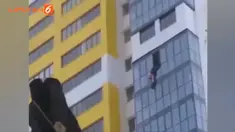 Pria ini hampir jatuh karena matanya tertutupi pakaian yang ia kenakan.