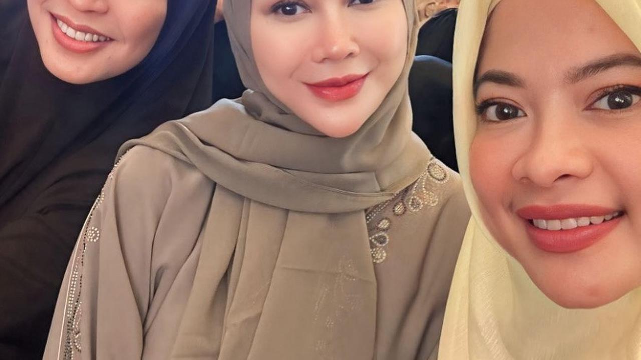 4 Potret Aura Kasih Tampil Berhijab saat Hadiri Acara Kajian, Dipuji Cantik dan Didoakan Istiqomah