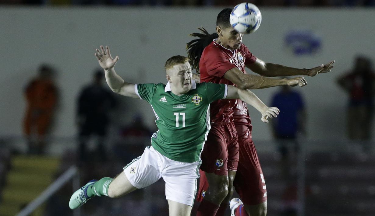Pemain Panama, Valentin Pimentel (kanan) berebut bola dengan pemain Irlandia Utara, Shayne Lavery pada laga uji coba di Panama City, (29/5/2018). Panama dan Irlandia Utara bermain imbang 0-0. (AP/Arnulfo Franco)