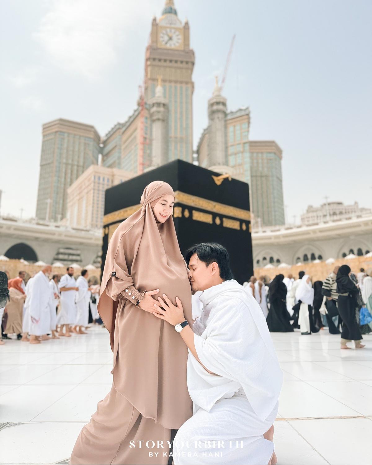 Potret Anisa Rahma dan Suami Umrah