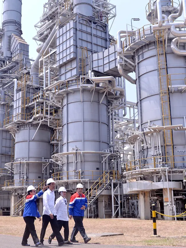 20151111- Jokowi Tinjau PT Trans Pacific Petrochemical Indotama (TPPI)-Jatim- Cahyo Setpres