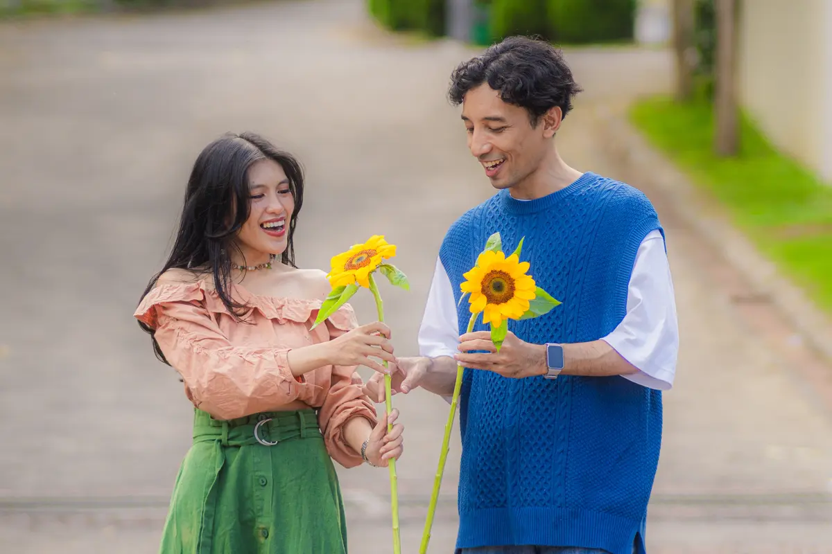 couple januari bahagia dengan bunga matahari