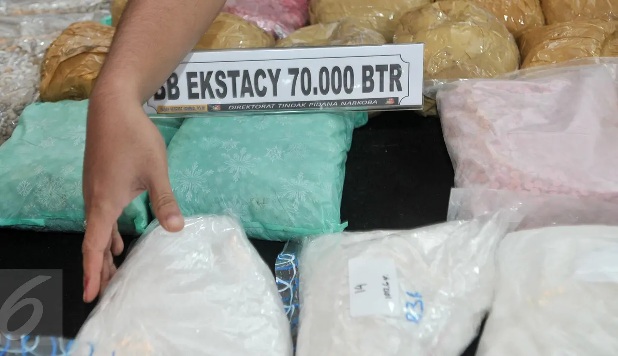 Barang bukti narkoba yang diamankan petugas Dirtipid Narkoba Bareskrim Polri, Cawang, Jakarta, Selasa (7/3). Dari 7 tersangka, petugas mengamankan barang bukti 48 kg sabu dan 70.000 butir pil ekstasi. (Liputan6.com/Yoppy Renato)